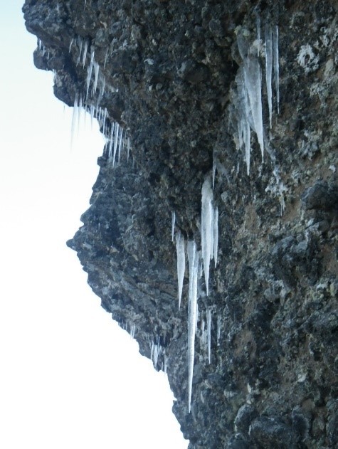 氷柱、氷が貼り付いている雲稜ルート②