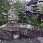 延光寺　梵鐘を背負った石造りの亀