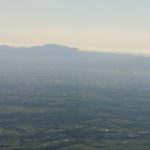 P001飛行機から見た知床連山・斜里岳と濤沸湖