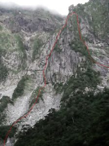 一の倉沢出合より衝立岩を臨む　赤線登攀ルート