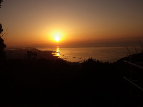 明石海峡に上る朝日