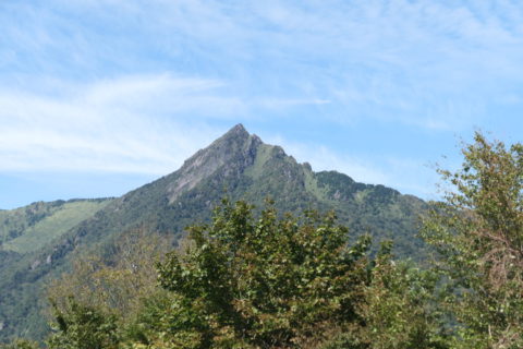 ご来光の滝展望所から見た石鎚山