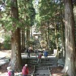 両子寺の参道は杉木立の中の長い石段。入り口には、巨大な石造りの仁王様が辺りに睨みをきかせています。