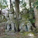 八坂神社の石像。長い歳月で丸みを帯びたお顔は、微笑んでいるかのようだ。