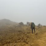 ２日目は気温１℃の中での強風。防寒対策をしっかりして、安達太良山に向かう。