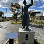 二本松駅前には、智恵子の『ほんとの空』の像があります。