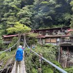 7つ目の吊橋の「桃の木吊橋」を渡ると、本日の宿「桃の木山の家」。風呂もあります。