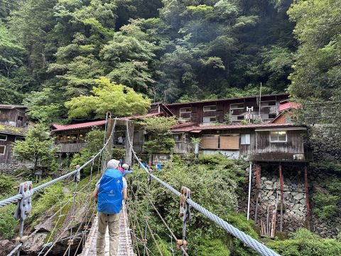 7つ目の吊橋の「桃の木吊橋」を渡ると、本日の宿「桃の木山の家」。風呂もあります。