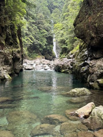 初日のハイライト、翡翠色で透き通った水を湛える神秘的なシシ淵、奥はニコニコ滝