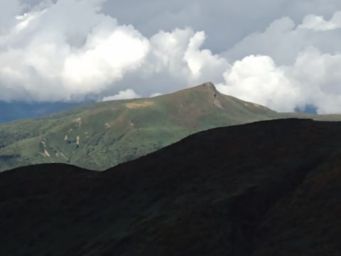 この山の名前は、左から（秋田県から）は乳頭山、右から（岩手県から）は烏帽子岳です。