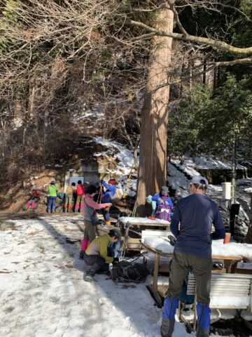 登山道にも雪があるため長尾茶屋のハセツネ記念碑でアイゼン、チェーンスパイクを付けます