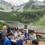 山を下りて来て、まずは涸沢ヒュッテのテラスで乾杯。皆いい顔。