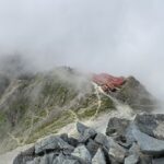 槍の山頂から槍ヶ岳山荘を望む。やはり高度感あるな～