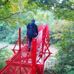 真っ赤な鉄橋。経塚山登山口です