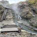 温泉がじゃんじゃん湧いてます。その横が登山路です