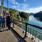 弁天橋から相模湖(湖畔の岩石、河岸段丘の観察)