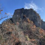 星穴岳へのトラバースルートから。青空を背景にした西岳全景を臨む