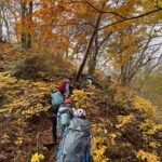 タルワキ沢のコルから相馬岳への登り返し。紅葉が見事！